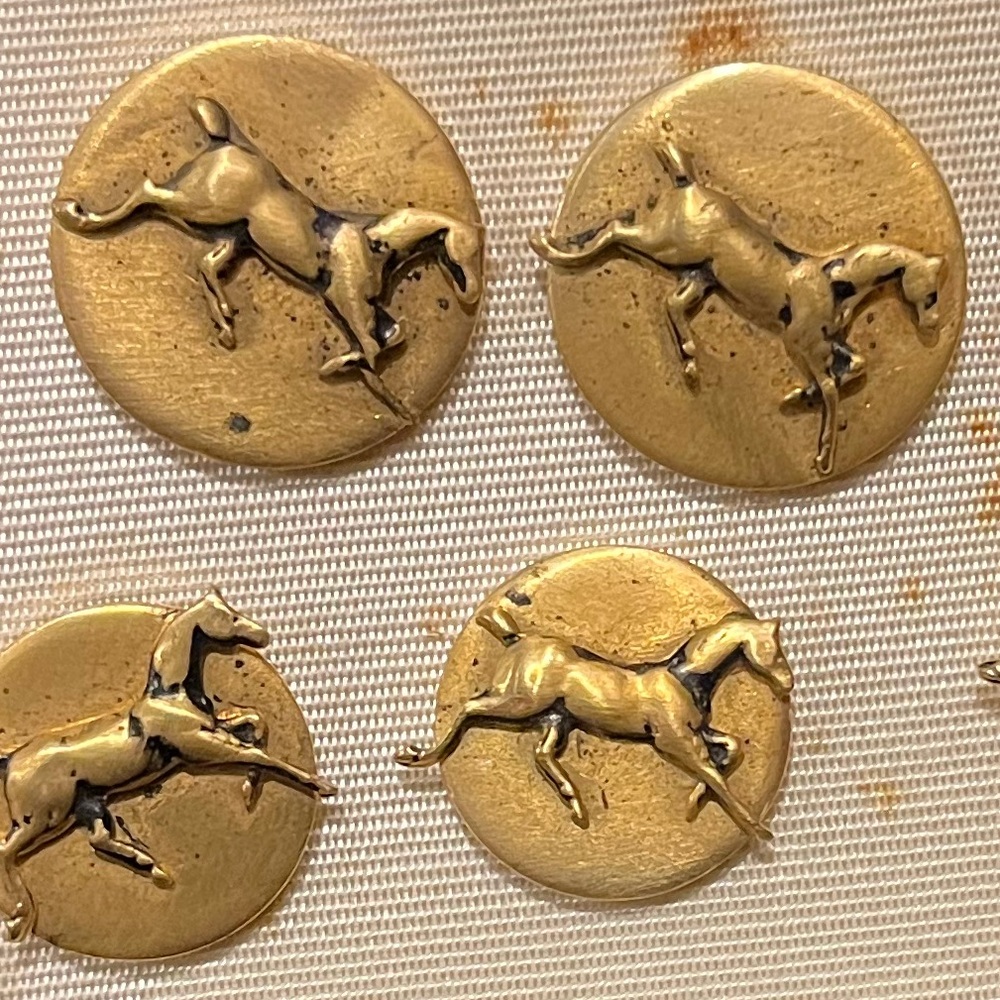 Set of 7 Vintage Horse Motif Buttons Gold Tone - Picture 7 of 7